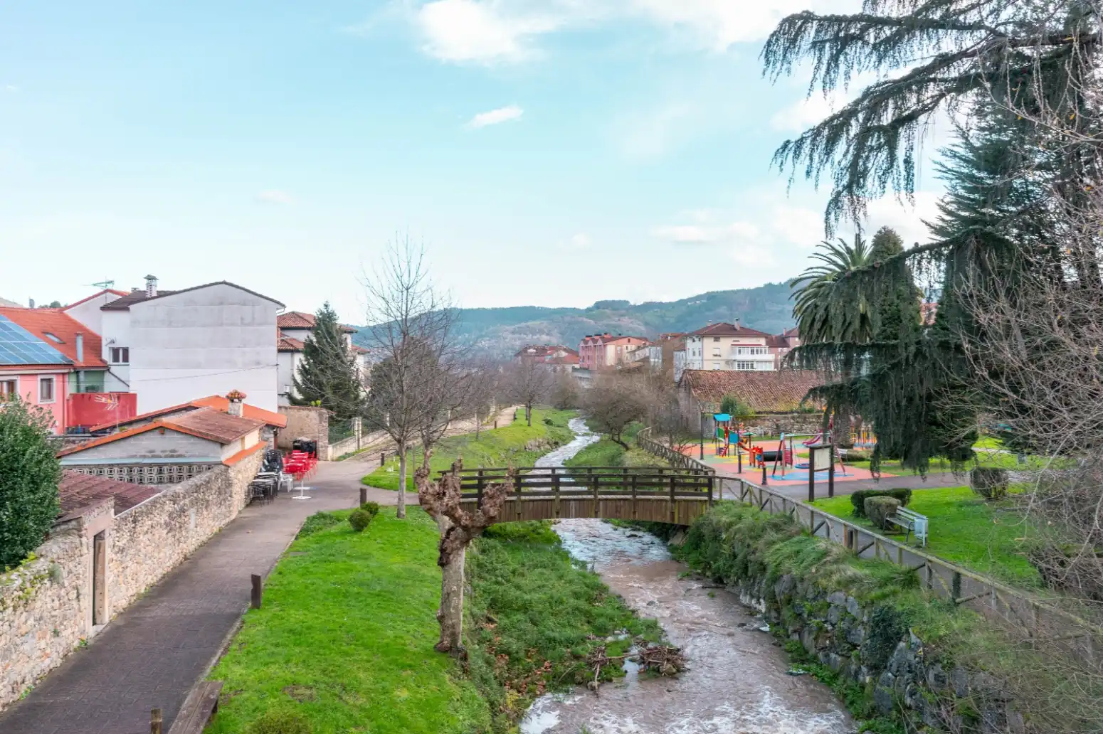 Vista exterior de Casa o xalet en venda en Salas amb Calefacció, Parquet i Moblat