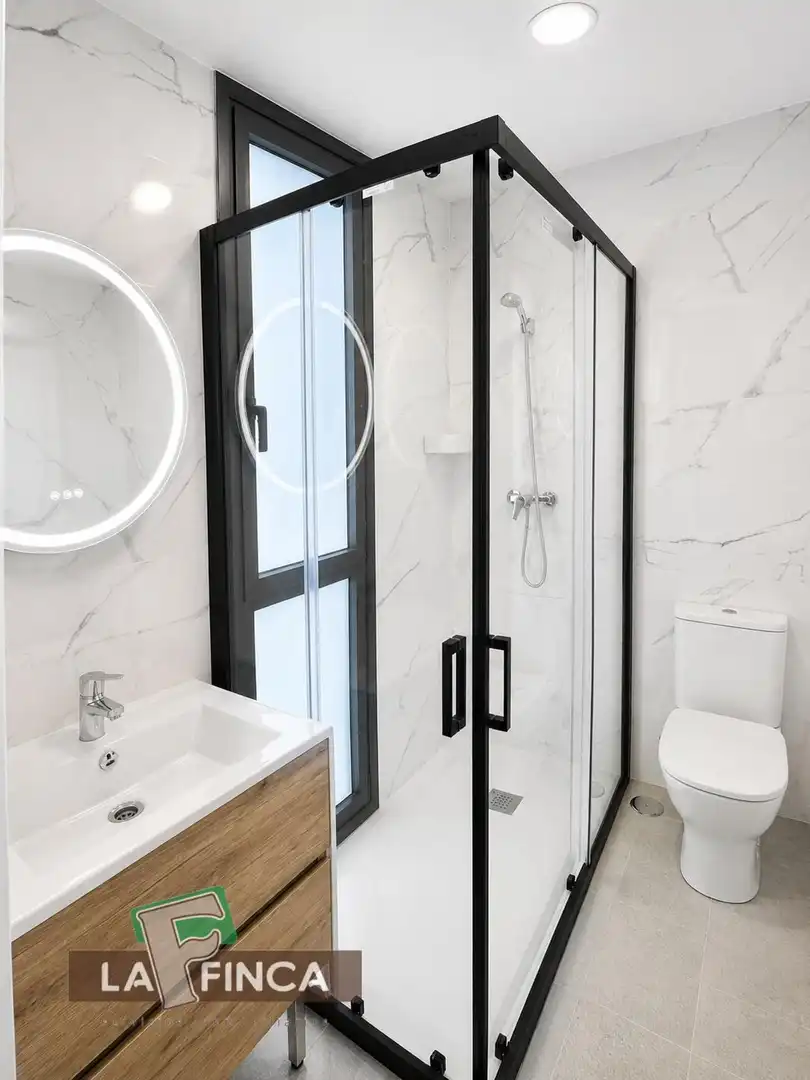 Baño de Piso en venta en Oviedo  con Calefacción, Parquet y Terraza