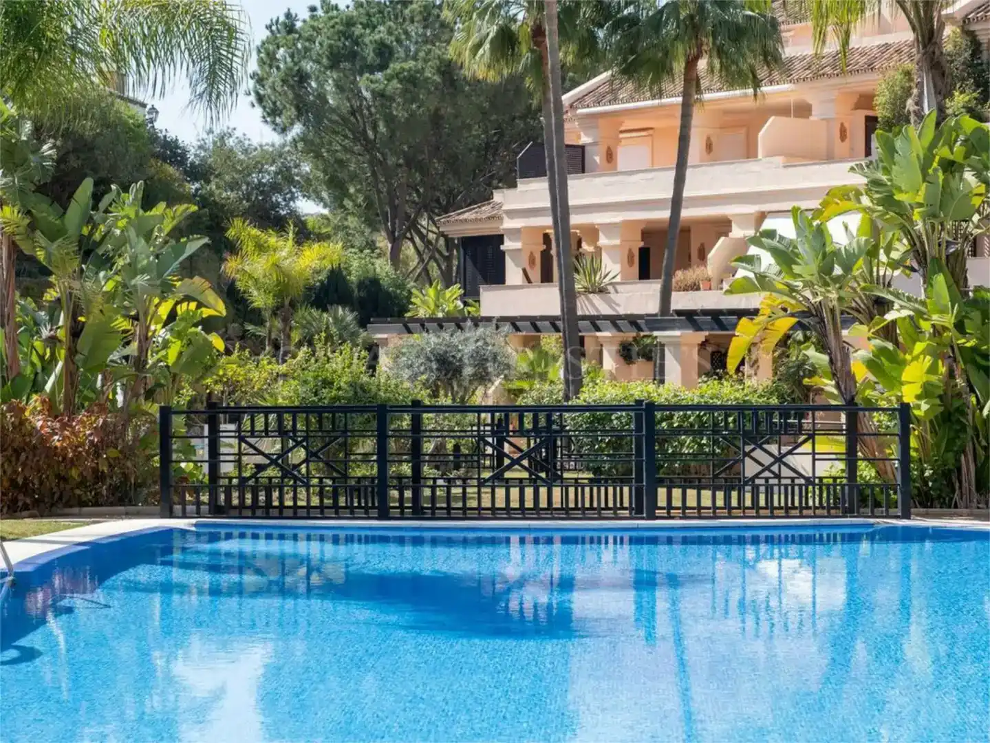 Piscina de Ático en venta en Marbella con Aire acondicionado, Jardín privado y Parquet