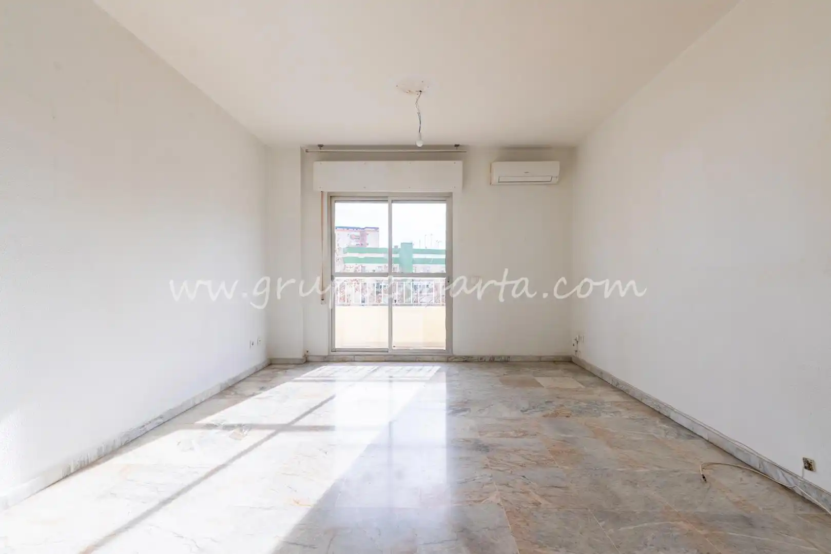 Living room of Flat for sale in Sevilla  with Air Conditioner and Balcony