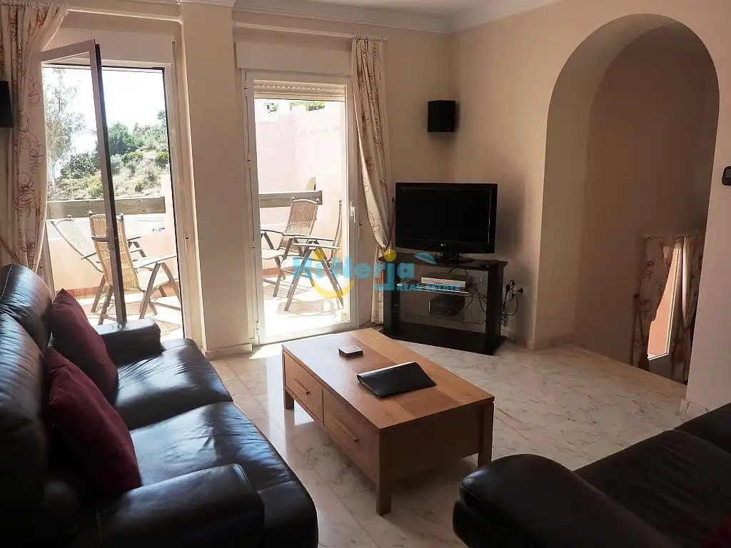 Sala d'estar de Àtic en venda en Nerja amb Jardí privat, Terrassa i Traster