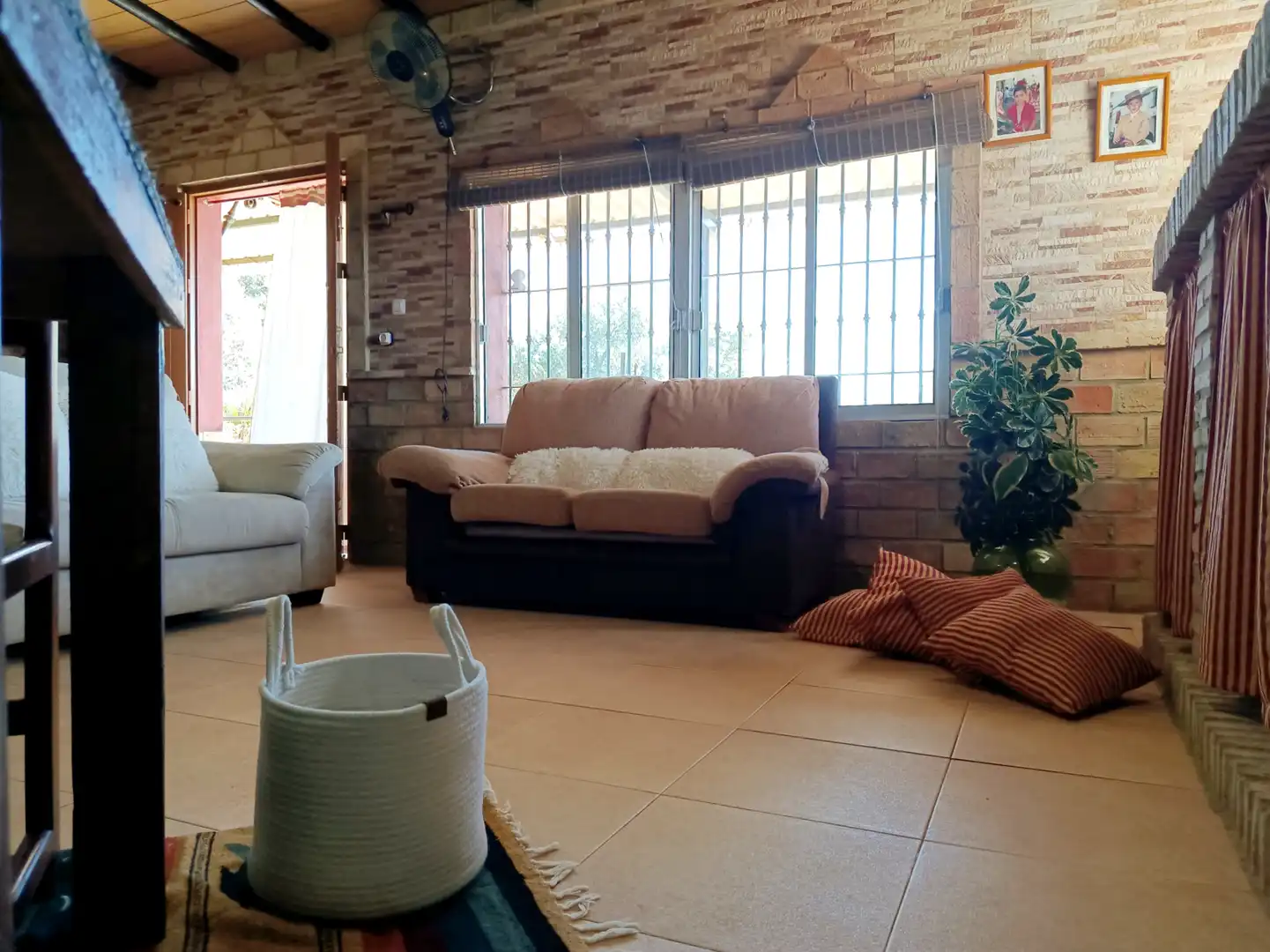Sala d'estar de Finca rústica en venda en Paterna del Campo amb Aire condicionat, Jardí privat i Terrassa