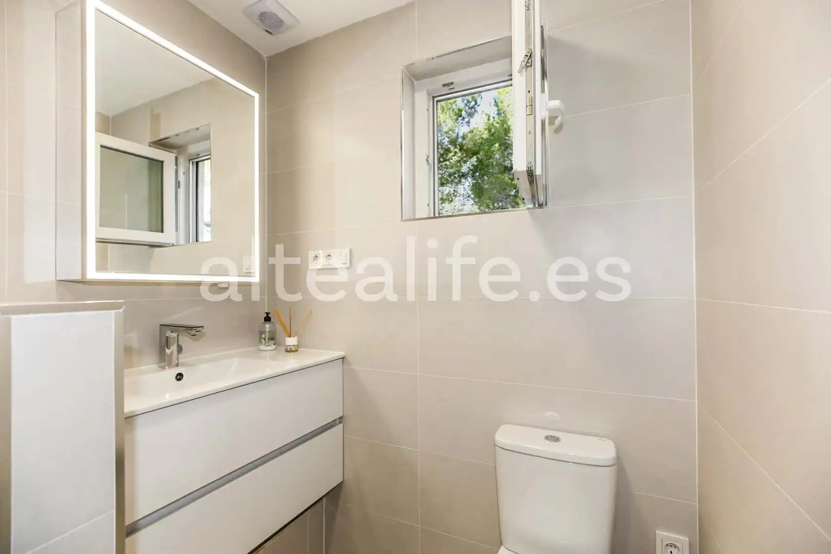 Bany de Casa o xalet en venda en La Nucia amb Aire condicionat, Jardí privat i Terrassa