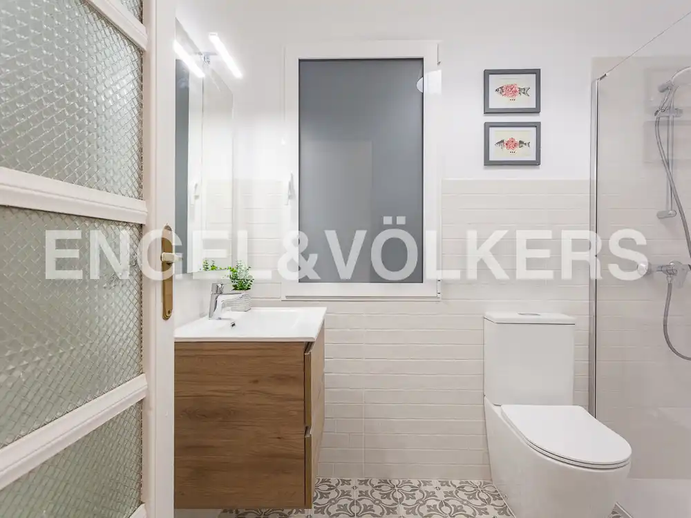 Bathroom of Flat for rent in Valencia  with Heating, Parquet flooring and Terrace