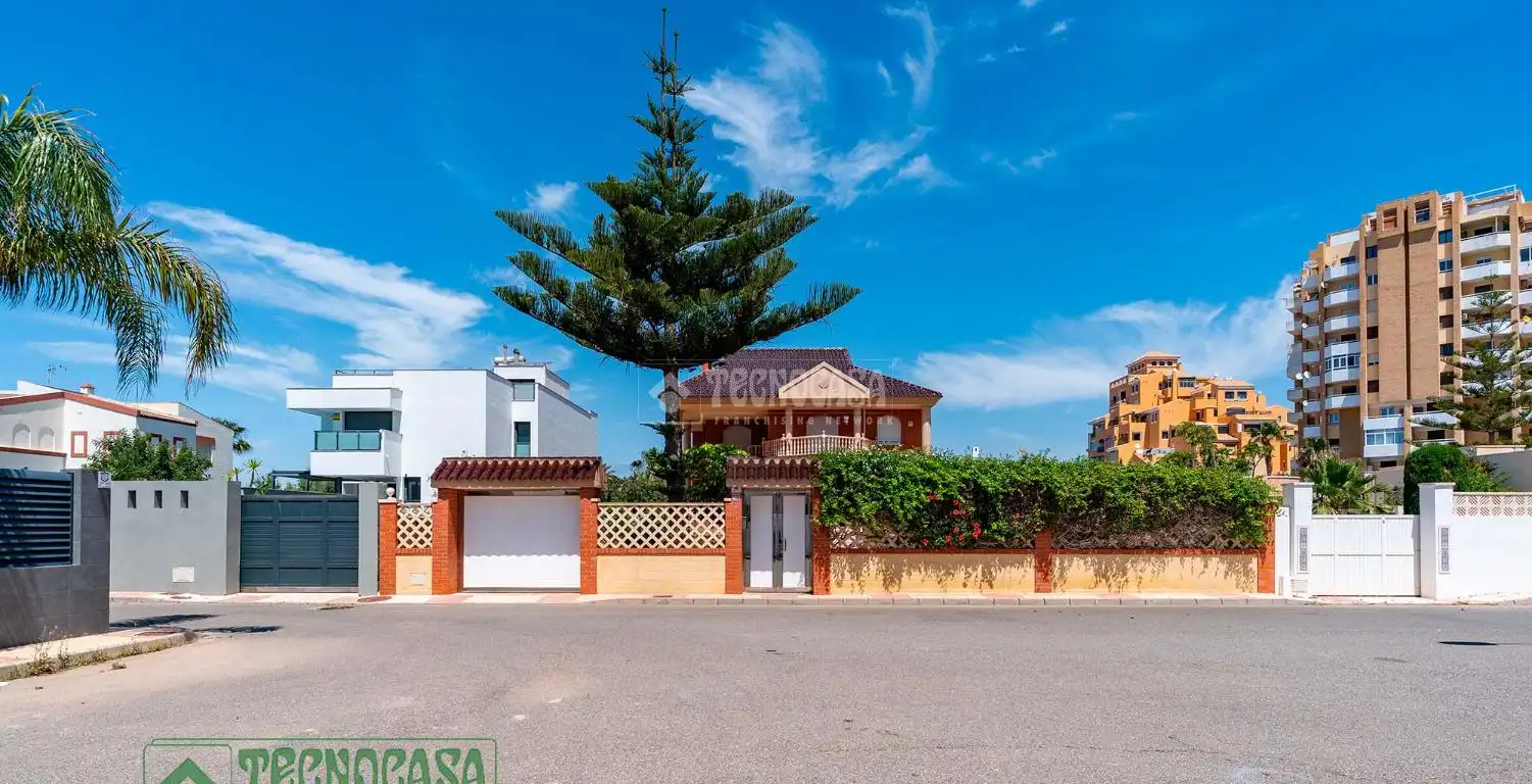 Vista exterior de Casa o xalet en venda en Roquetas de Mar amb Calefacció, Parquet i Terrassa