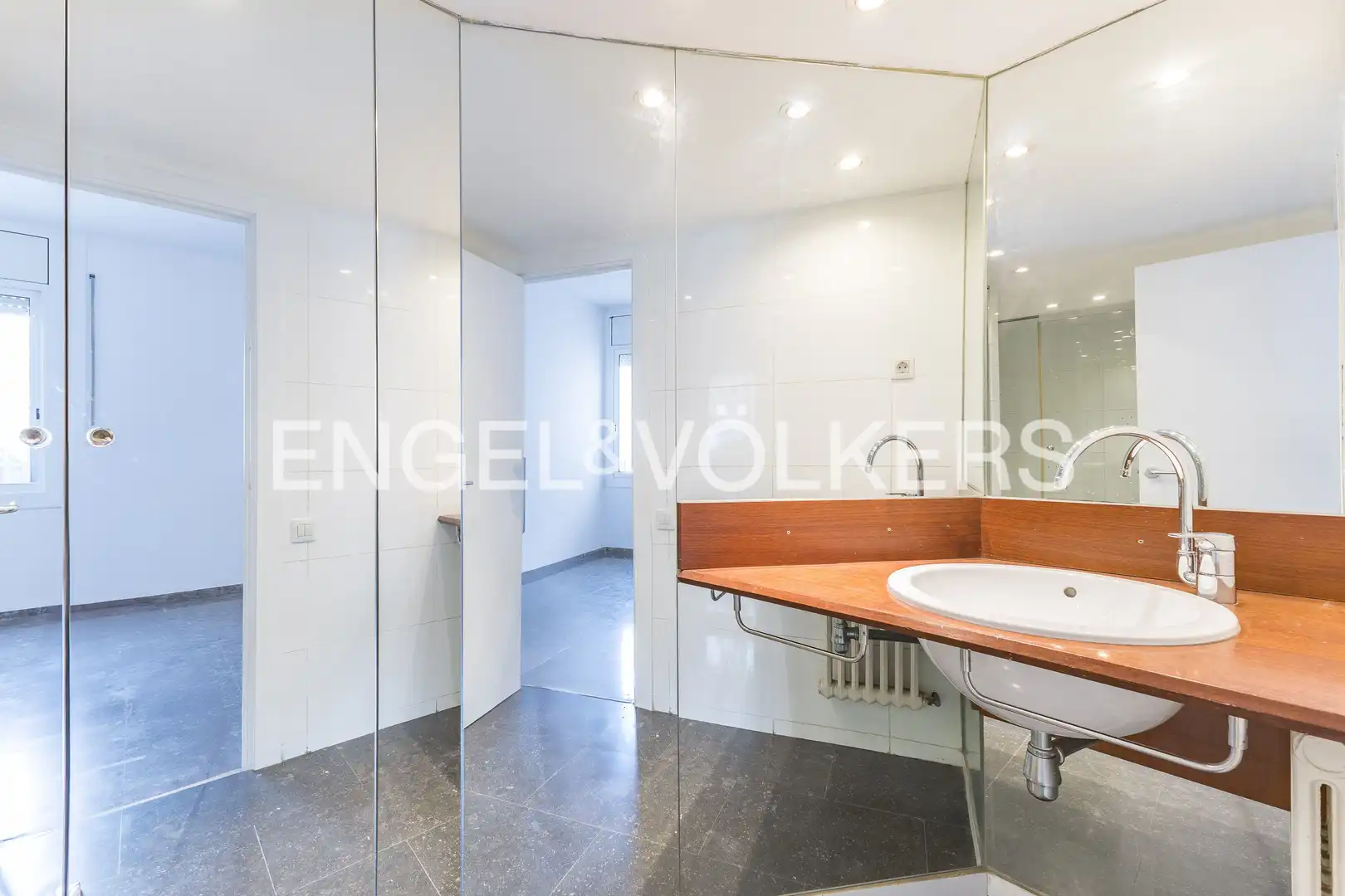 Bathroom of Flat for rent in Barcelona  with Air Conditioner, Heating and Parquet flooring