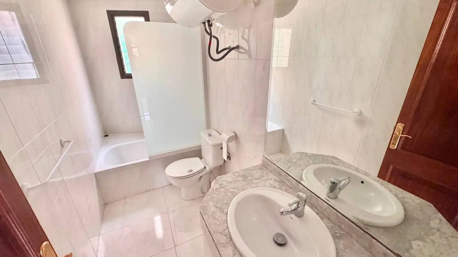 Bathroom of Commercial properties for sale in  Palma de Mallorca  with Air Conditioner, Terrace and Internet