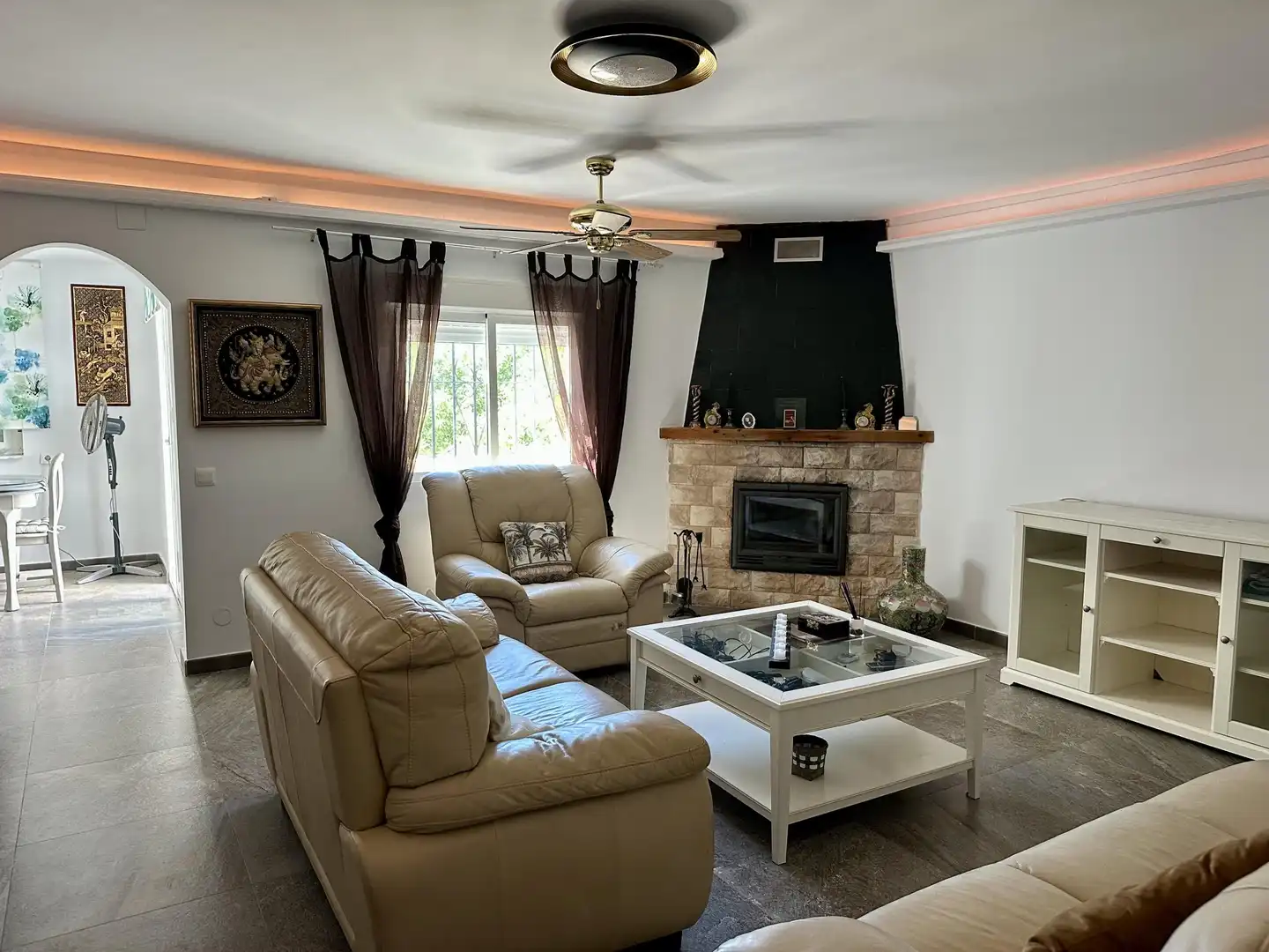 Wohnzimmer von Einfamilien-Reihenhaus zum Verkauf in Manilva mit Heizung, Terrasse und Balkon