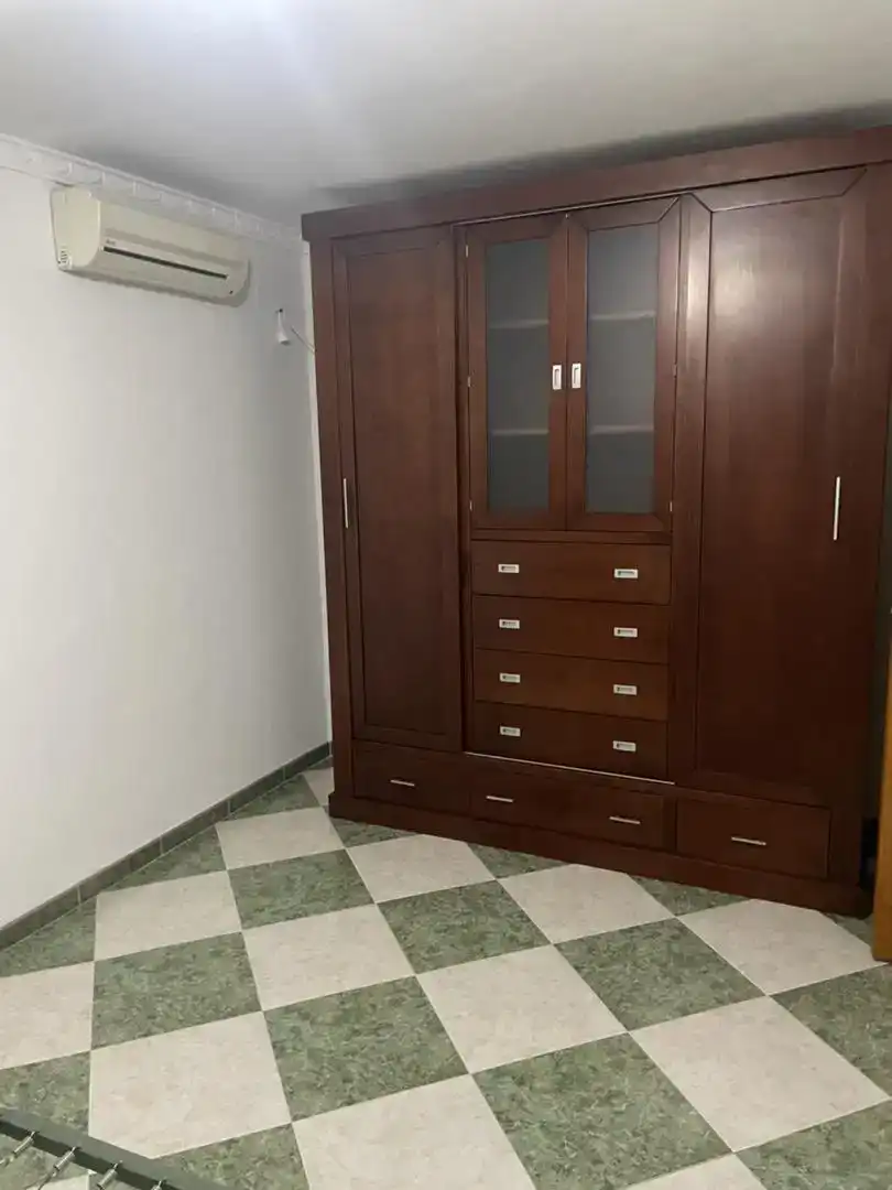 Schlafzimmer von Wohnung zur Miete in Lora del Río mit Klimaanlage, Möbliert und Waschmaschine