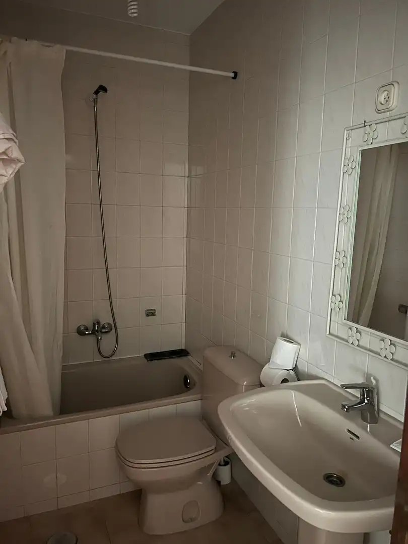Badezimmer von Geschaftsraum zum Verkauf in Narón mit Heizung, Terrasse und Möbliert
