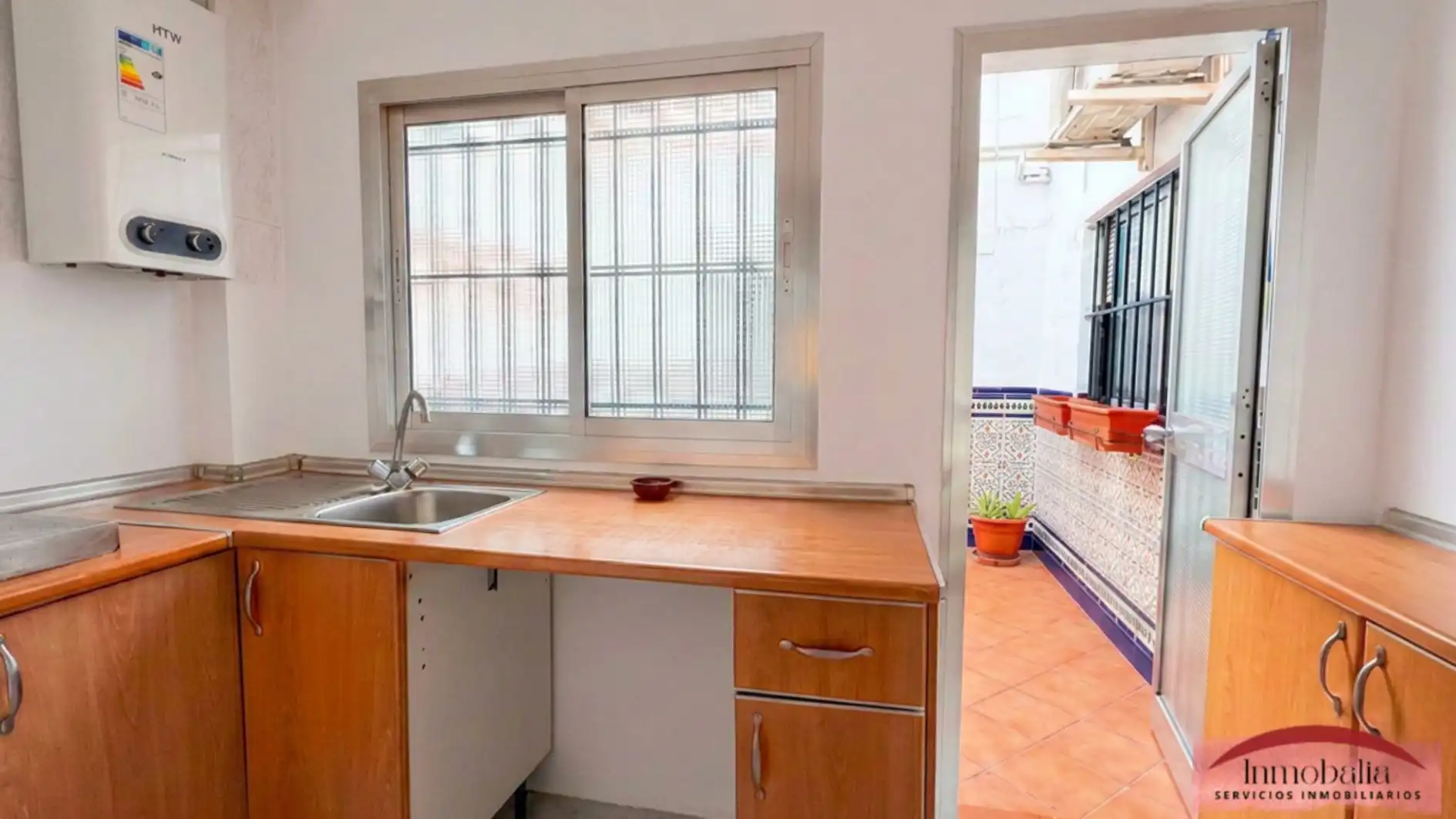 Kitchen of Flat for sale in Sevilla  with Air Conditioner, Terrace and Storage room