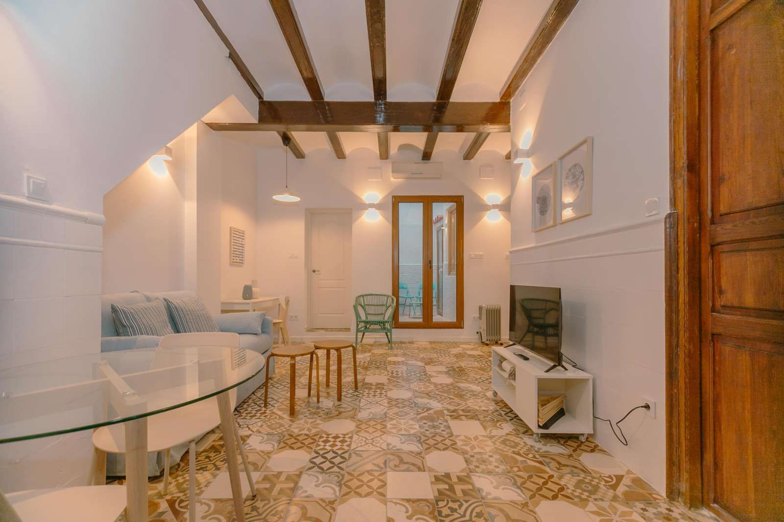 Living room of Study to share in  Valencia Capital  with Air Conditioner and Terrace