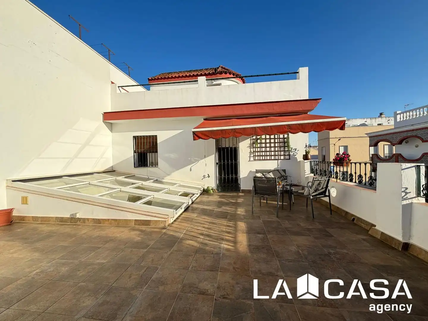 Vista exterior de Casa o xalet en venda en Dos Hermanas amb Balcó