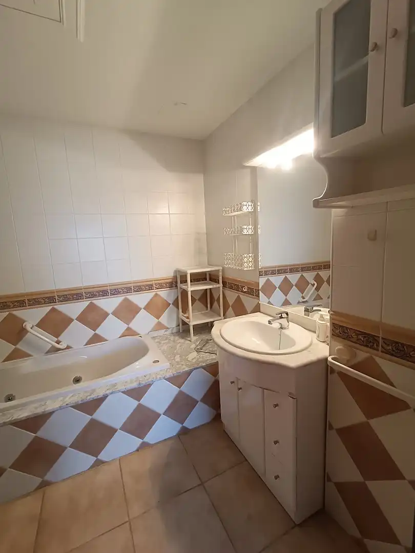 Badezimmer von Dachboden zum Verkauf in Calafell mit Klimaanlage, Heizung und Terrasse