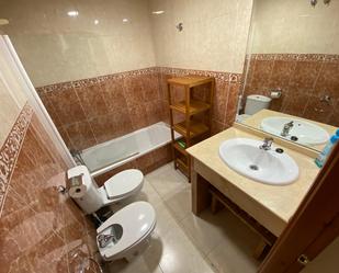 Bany de Apartament de lloguer en Cáceres Capital amb Aire condicionat i Moblat