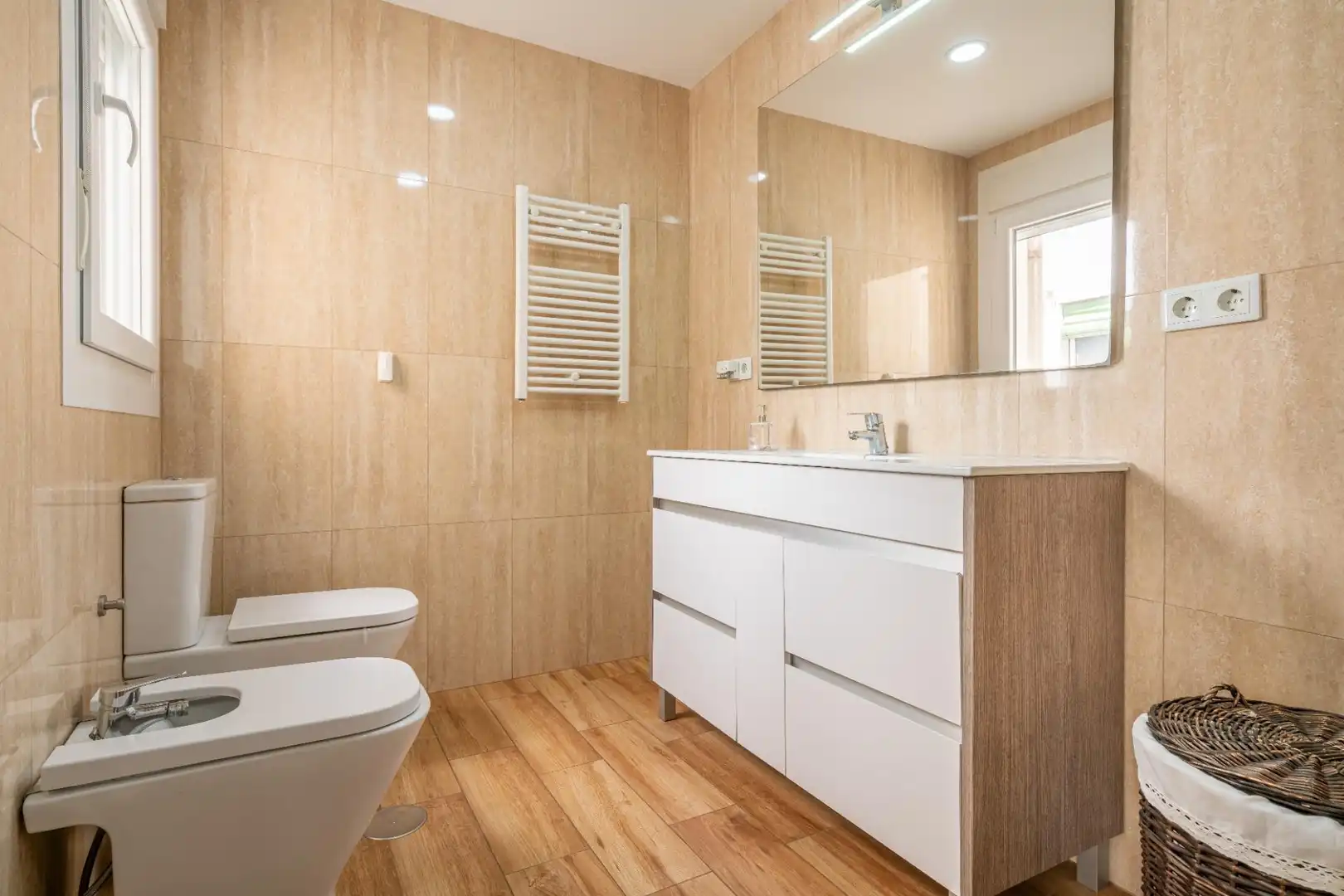 Badezimmer von Wohnung zur Miete in Almería mit Klimaanlage, Heizung und Terrasse