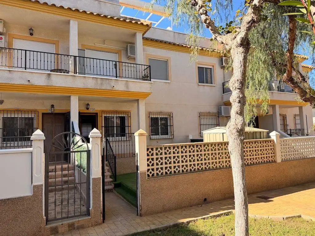 Vista exterior de Casa o xalet en venda en Orihuela amb Aire condicionat, Jardí privat i Terrassa