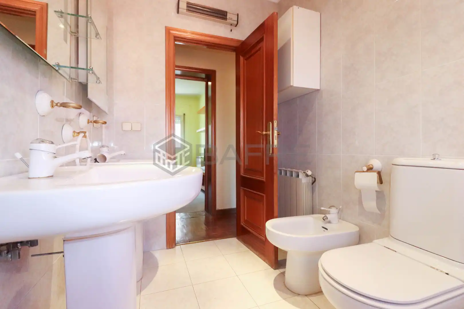 Bathroom of Flat for sale in Madrid  with Air Conditioner, Heating and Private garden