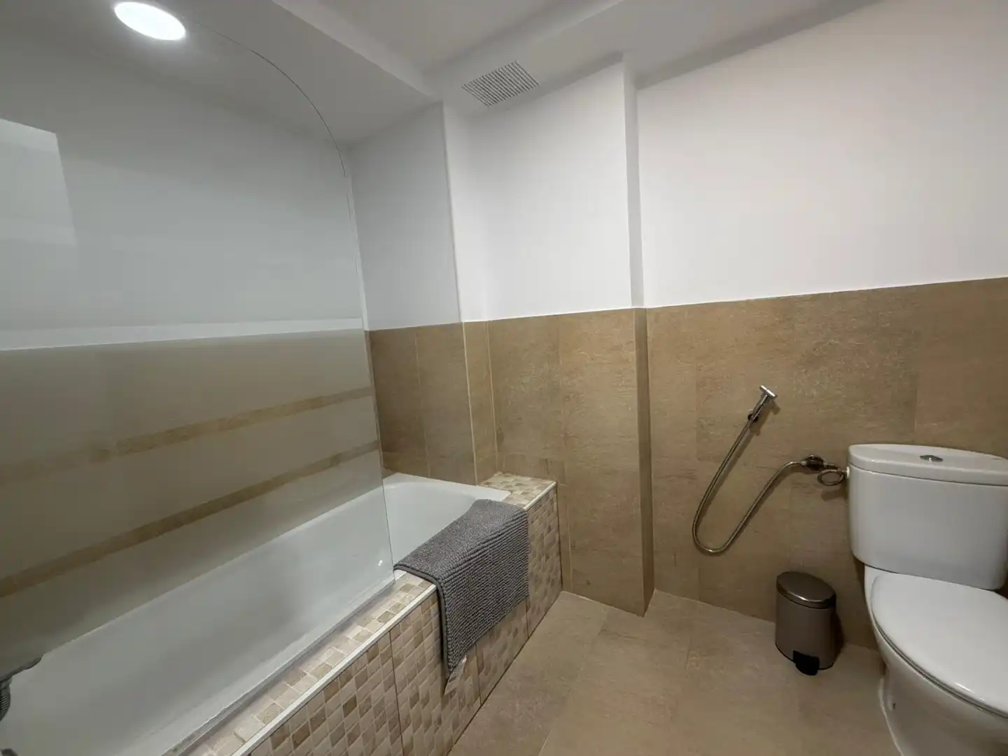 Bathroom of Flat for share in Madrid  with Heating, Furnished and Washing machine