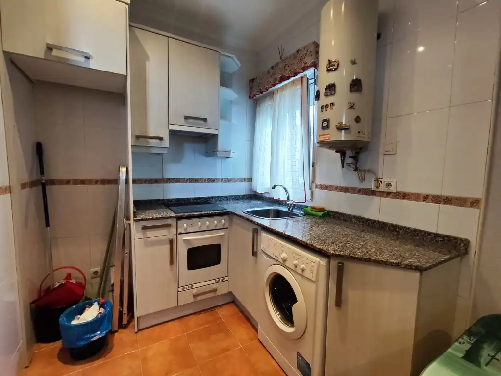 Cuina de Pis en venda en Gijón  amb Parquet, Traster i Moblat