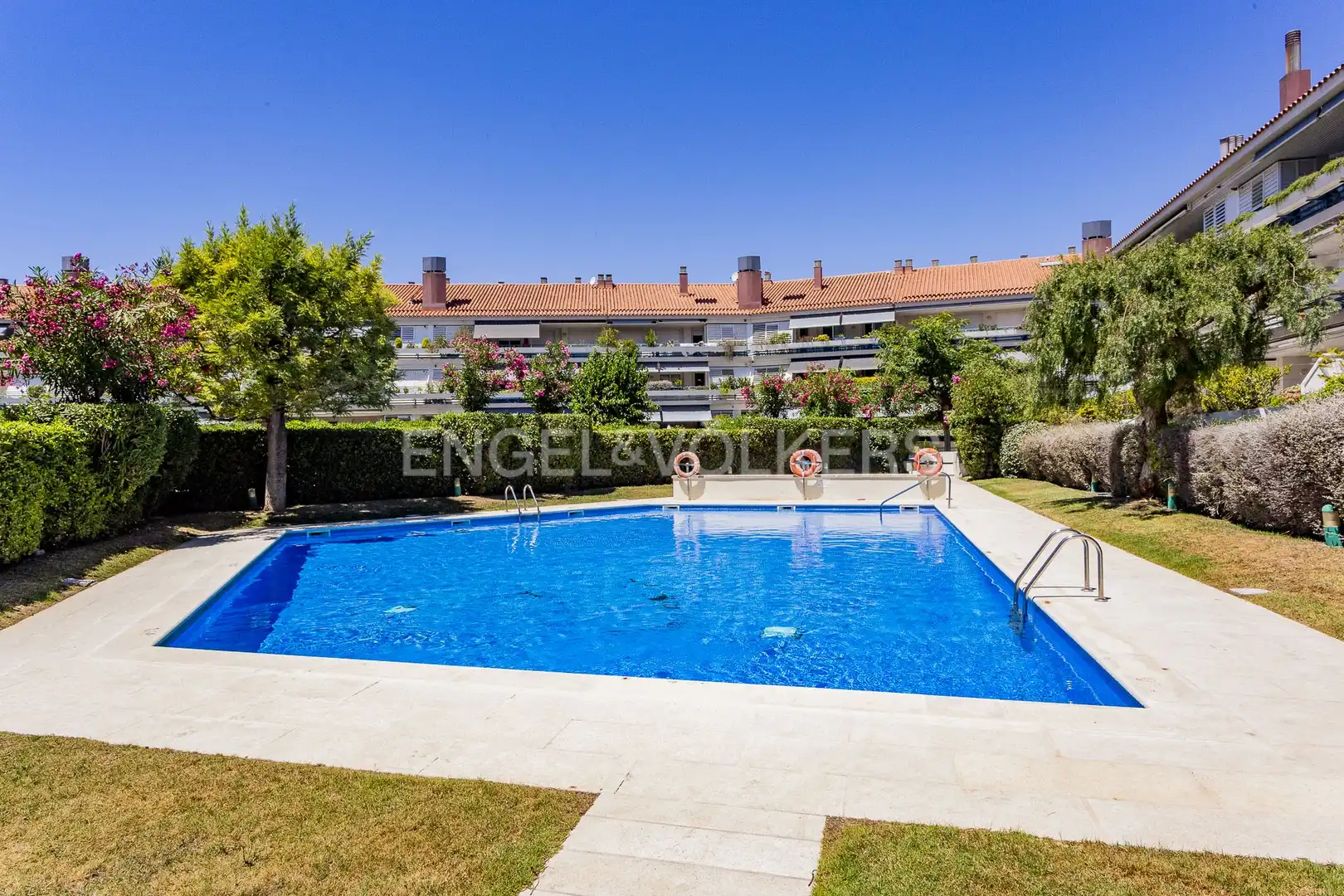 Piscina de Pis de lloguer en Sitges amb Aire condicionat, Calefacció i Terrassa