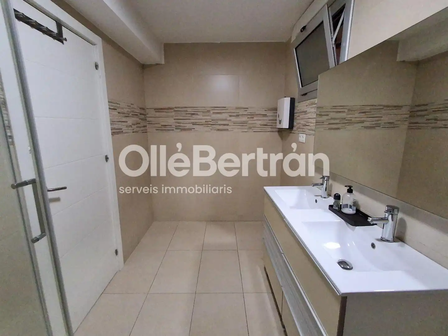Badezimmer von Büro zur Miete in Barcelona mit Klimaanlage