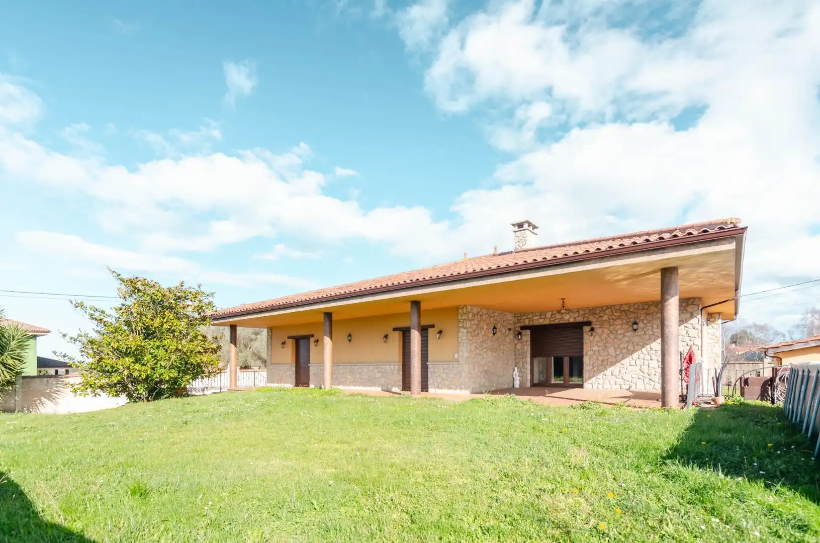 Vista exterior de Casa o chalet en venta en Santo Adriano con Calefacción, Piscina y Alarma