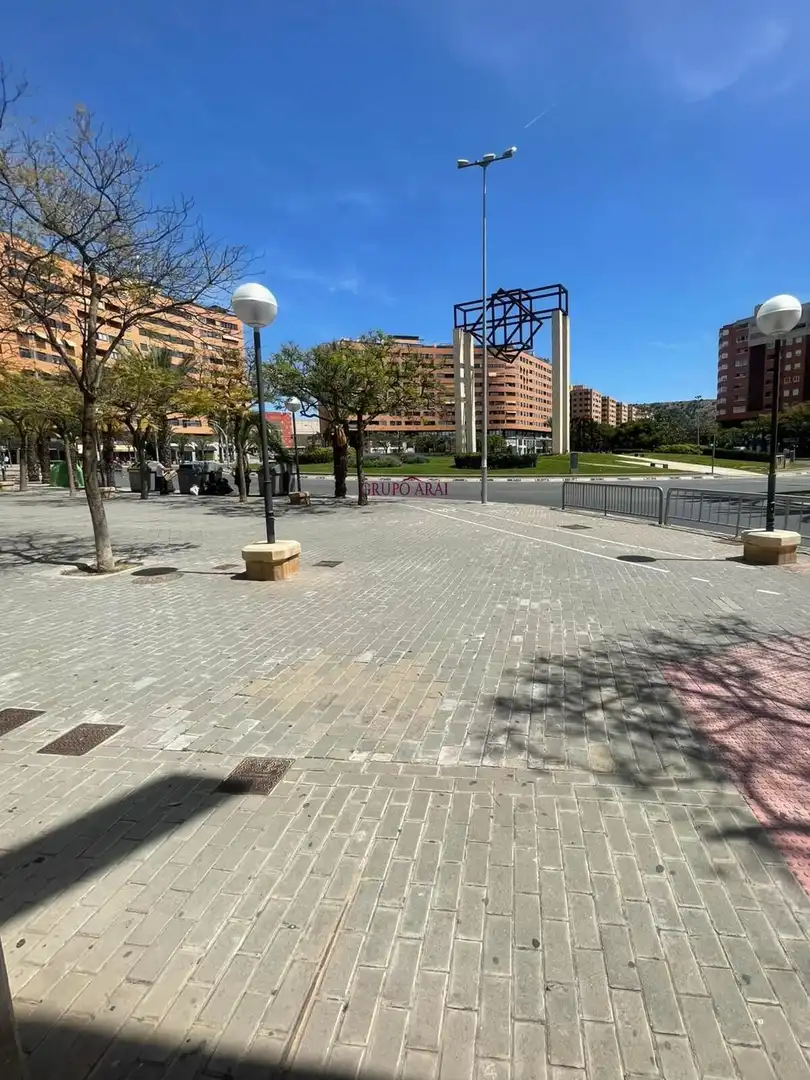 Vista exterior de Pis en venda en Alicante / Alacant amb Calefacció, Jardí privat i Balcó
