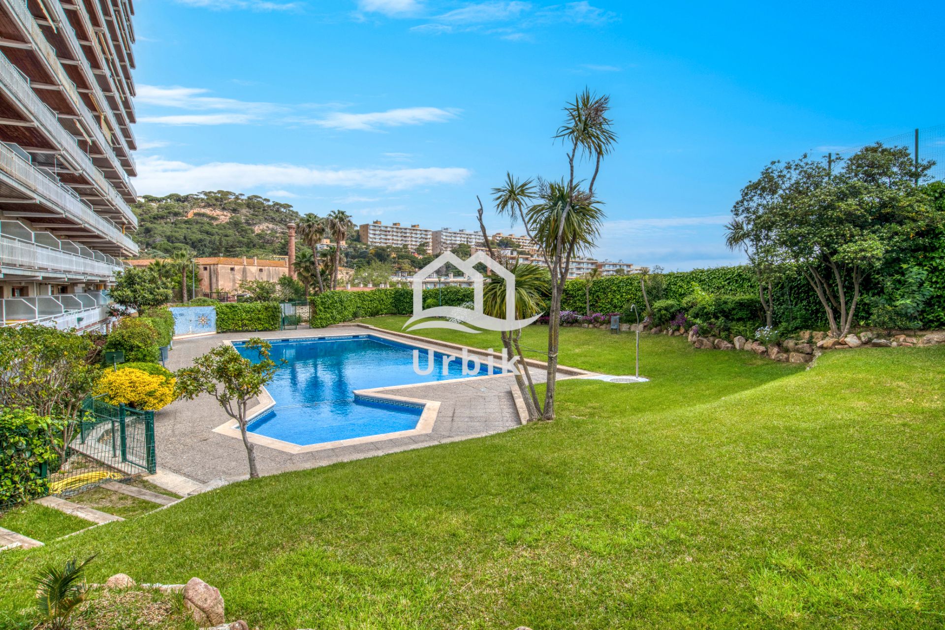 Piscina de Apartament en venda en Sant Feliu de Guíxols amb Forn, Microones i Piscina comunitària