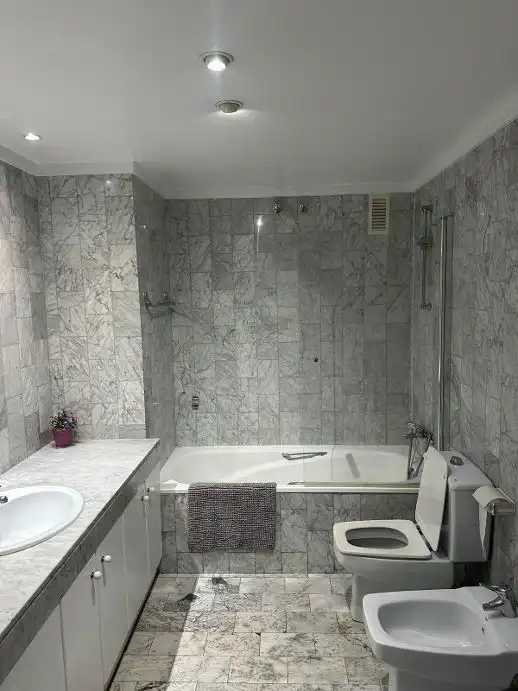 Baño de Piso de alquiler en  Pamplona / Iruña con Calefacción, Parquet y Terraza