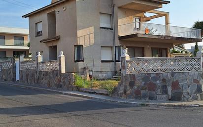 Vista exterior de Casa o xalet en venda en Torredembarra amb Terrassa i Balcó