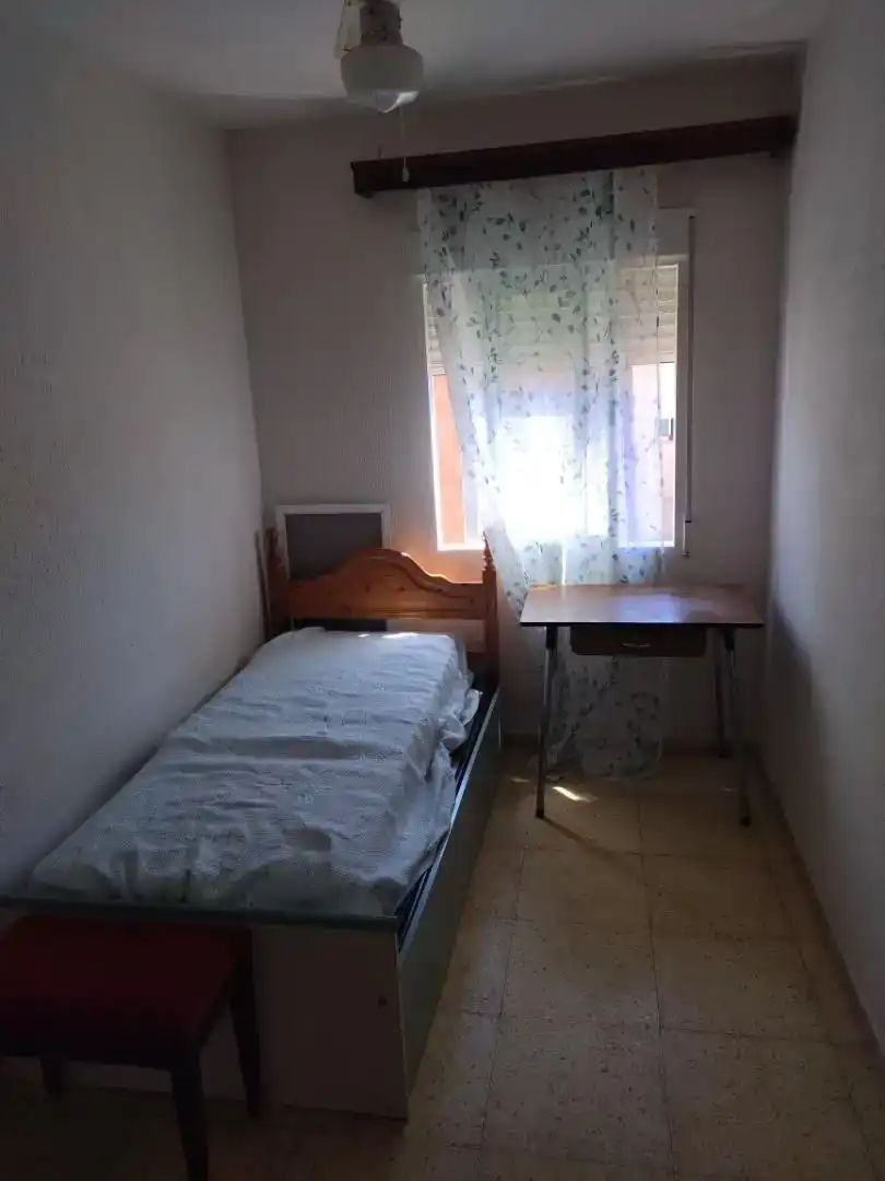 Dormitori de Pis per a compartir en Motril amb Moblat, Rentadora i Internet