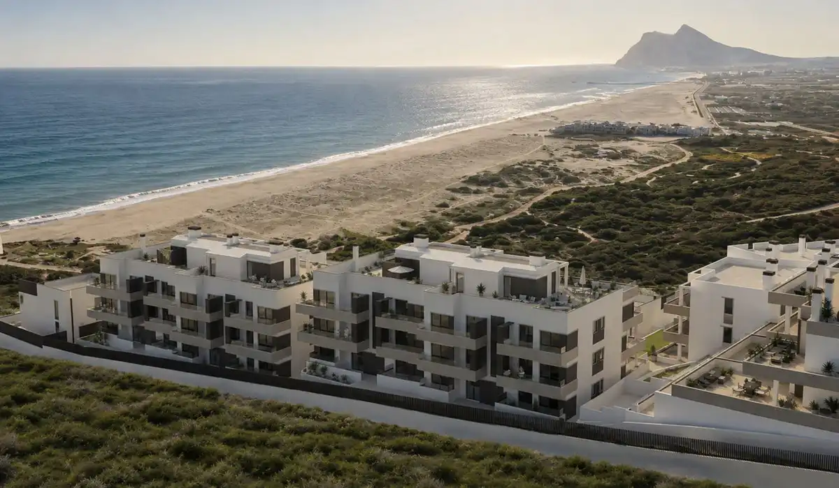 Vista exterior de Planta baixa en venda en La Alcaidesa amb Aire condicionat, Jardí privat i Terrassa