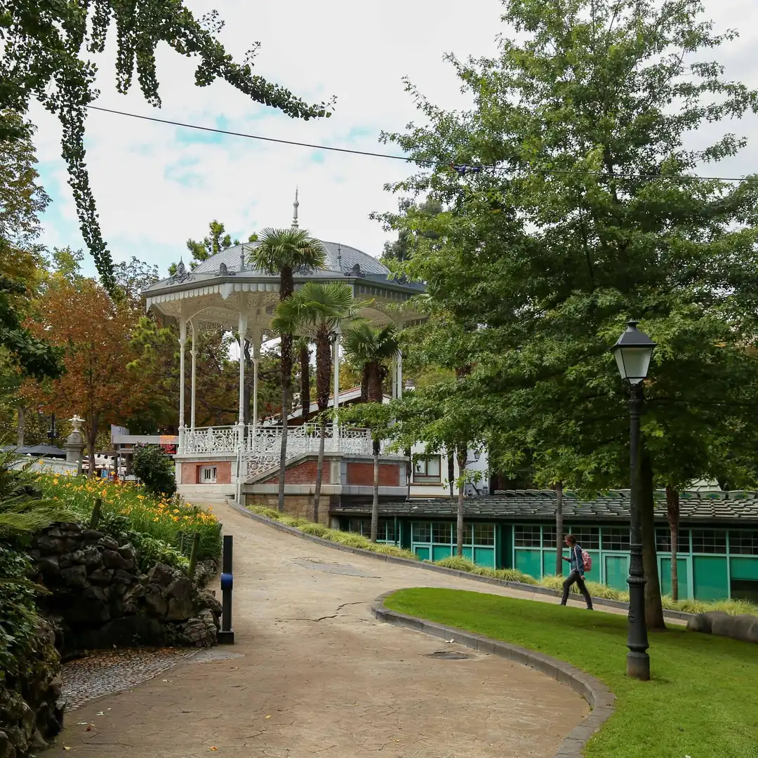 Vista exterior de Àtic en venda en Oviedo  amb Calefacció, Terrassa i Traster