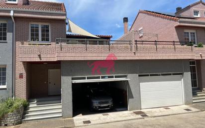 Aparcament de Casa o xalet en venda en Villaquilambre amb Calefacció, Jardí privat i Parquet