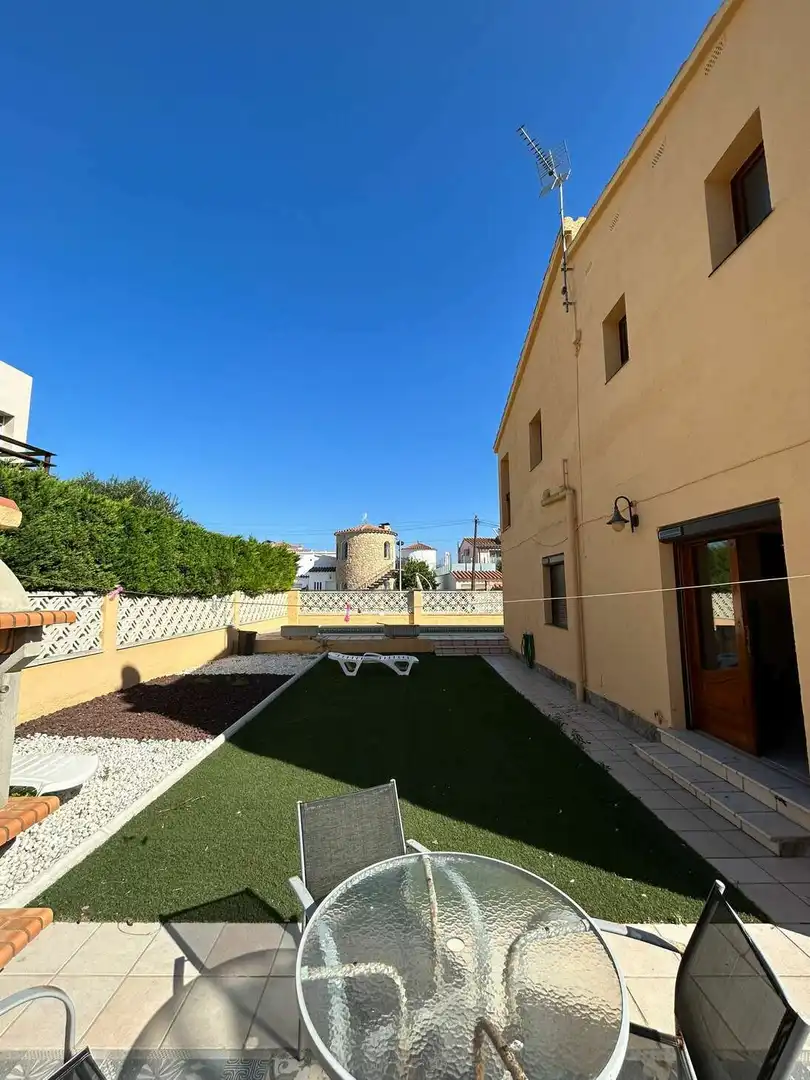 House with pool for sale in Requesens, imagen 6