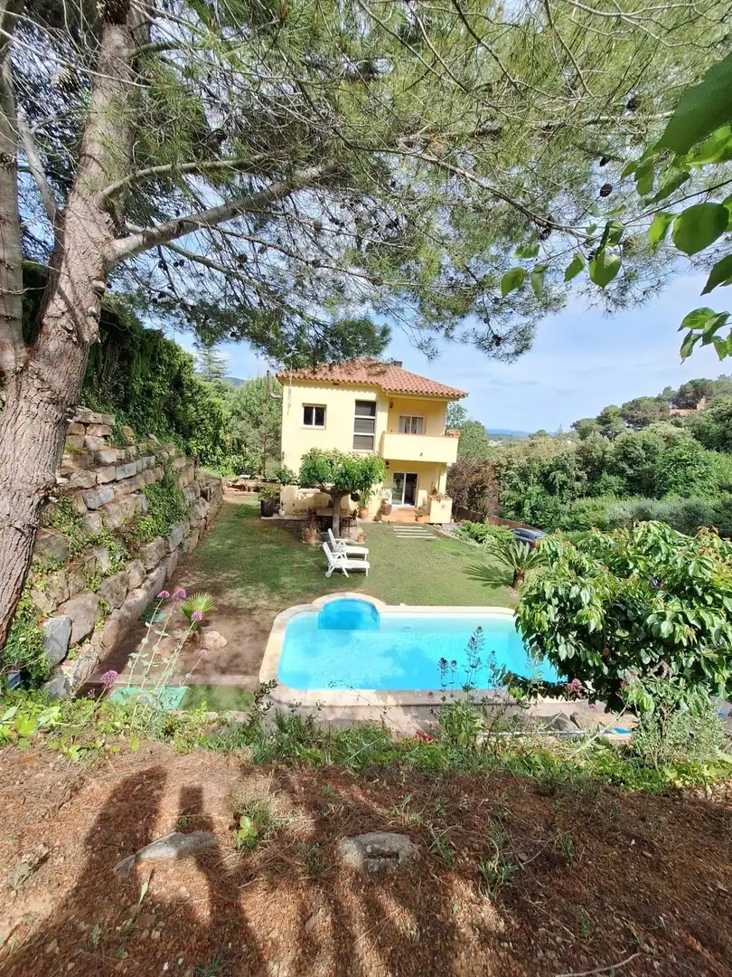 Vista exterior de Casa o xalet en venda en Castellar del Vallès amb Calefacció, Terrassa i Piscina