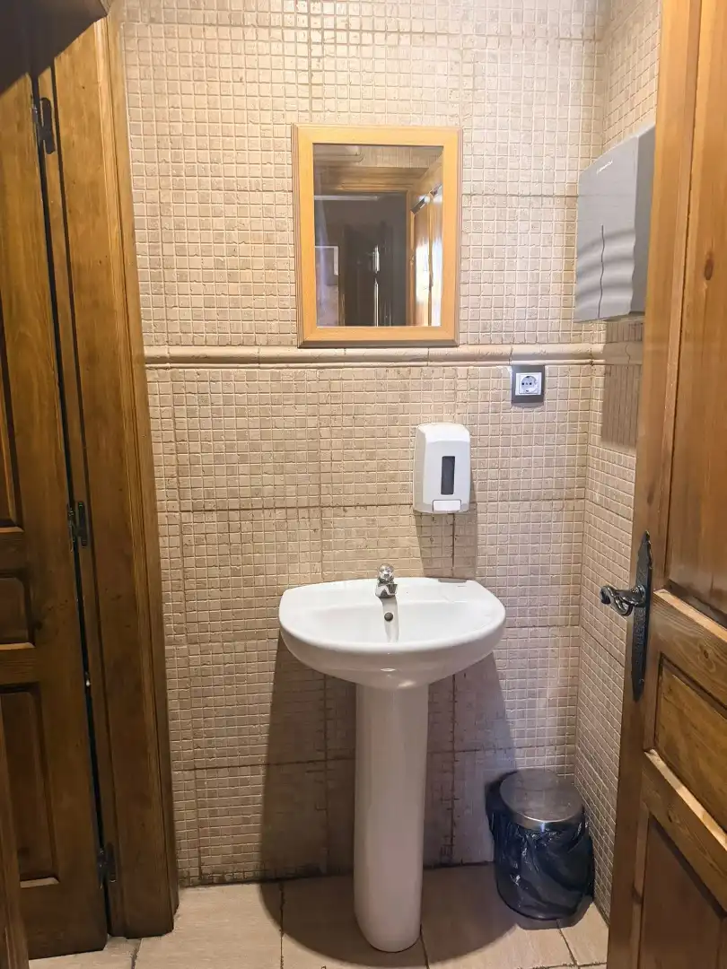 Bany de Local de lloguer en Torrelavega  amb Aire condicionat, Terrassa i Moblat
