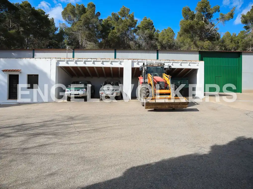 Aparcament de Finca rústica en venda en Ayora amb Jardí privat, Parquet i Terrassa