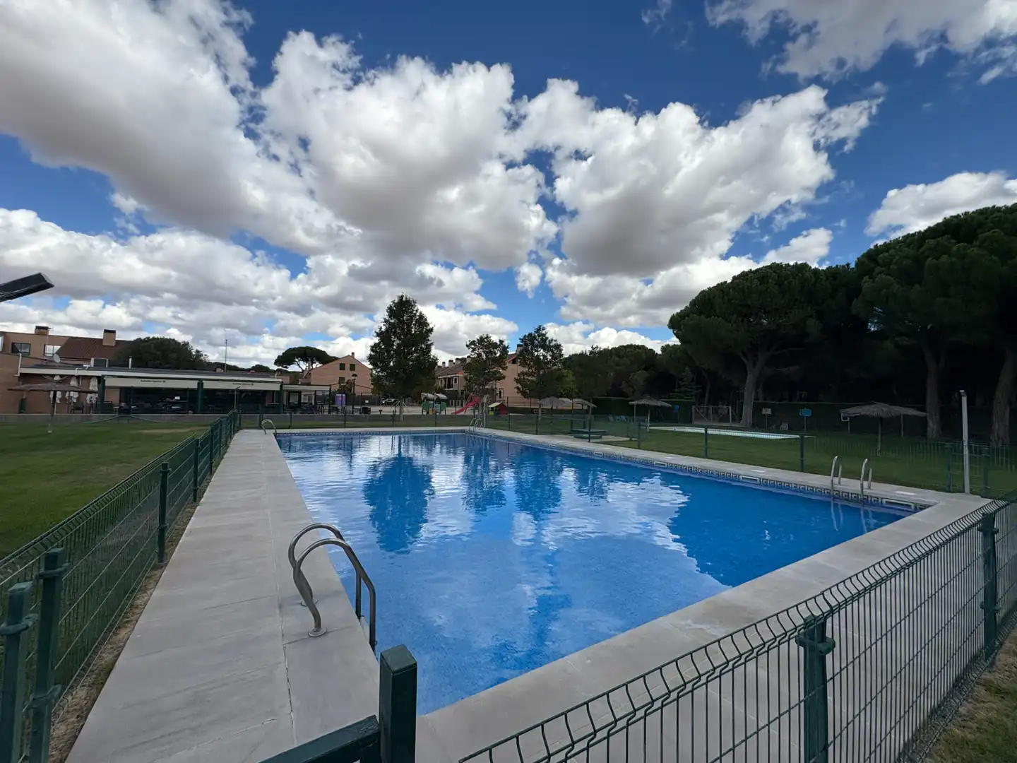 Piscina de Casa adosada en venta en Simancas con Aire acondicionado, Calefacción y Jardín privado