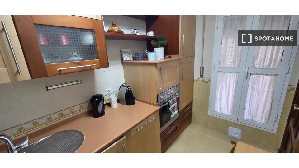 Cuina de Apartament per a compartir en Sevilla amb Aire condicionat, Terrassa i Moblat
