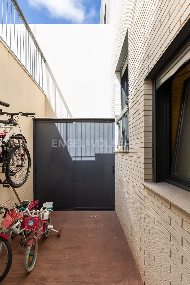 Vista exterior de Casa o xalet en venda en Paterna amb Aire condicionat, Calefacció i Jardí privat
