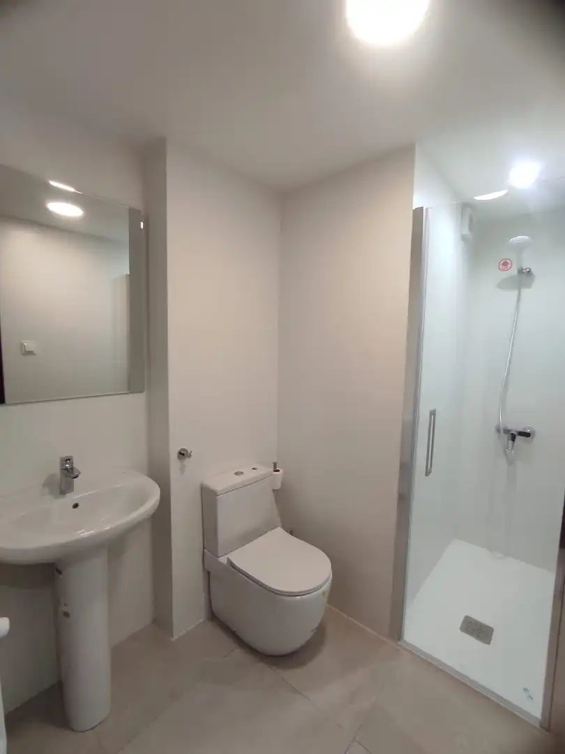 Bathroom of Flat for sale in Zaragoza  with Air Conditioner, Heating and Oven