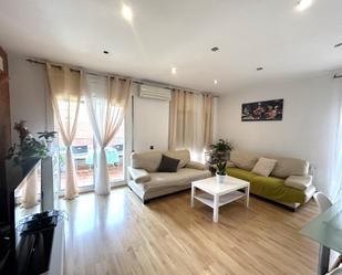 Living room of Flat for sale in Vilanova i la Geltrú  with Air Conditioner, Heating and Parquet flooring