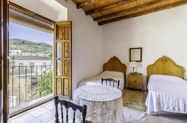 Dormitori de Casa o xalet en venda en Turón amb Jardí privat, Terrassa i Traster