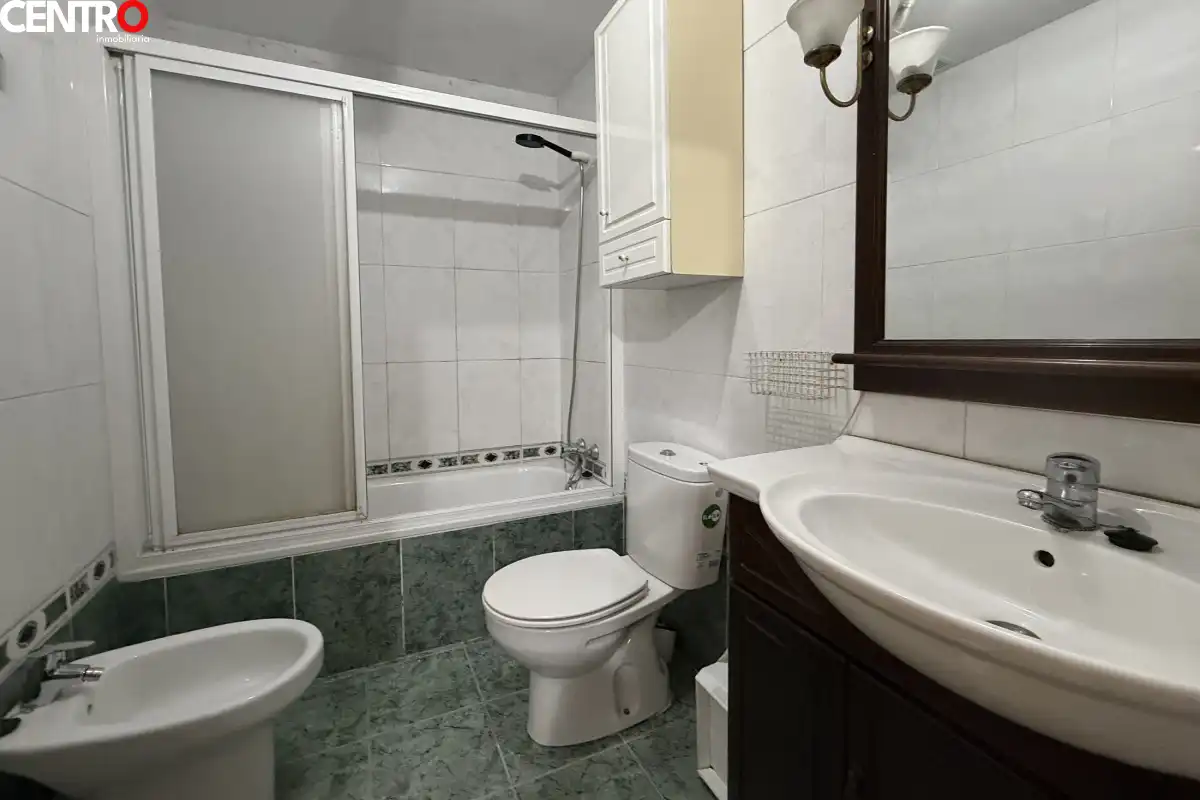 Baño de Piso en venta en Granada con Aire acondicionado, Calefacción y Jardín privado