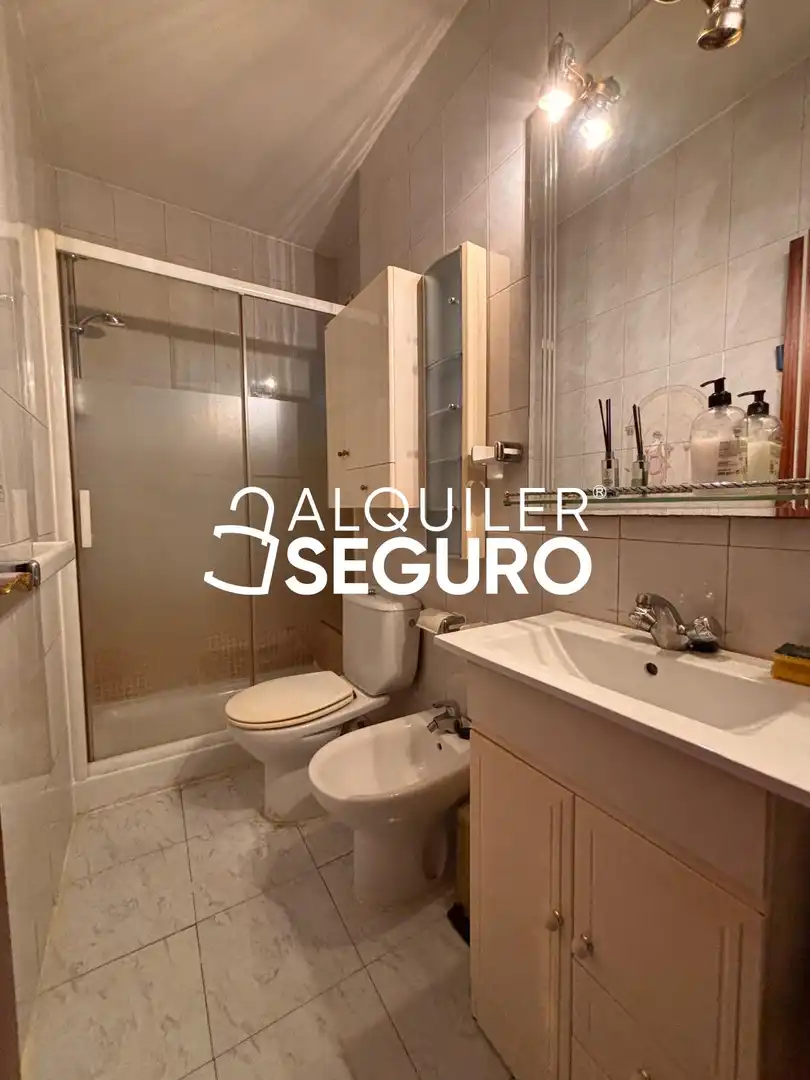 Bathroom of Flat for rent in Madrid  with Air Conditioner, Heating and Furnished