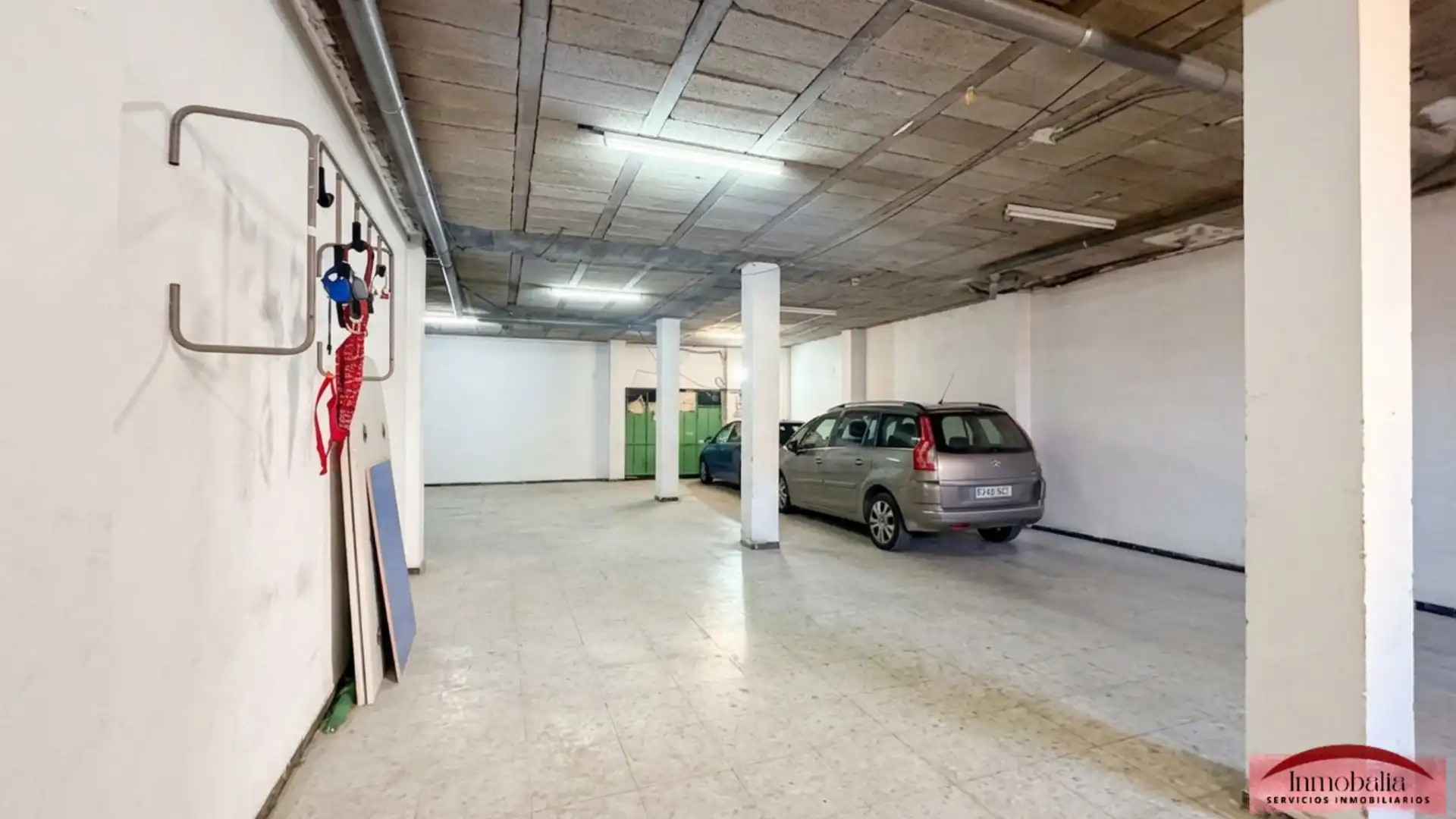 Parking de Casa adosada en venta en Sevilla con Aire acondicionado y Balcón