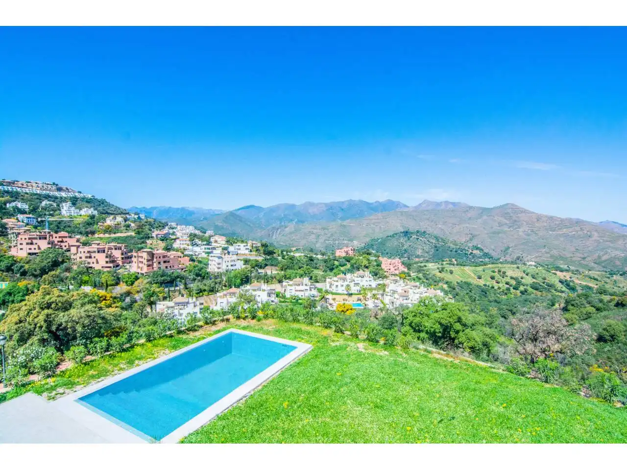 Vista exterior de Casa o chalet en venta en Marbella con Aire acondicionado, Calefacción y Jardín privado