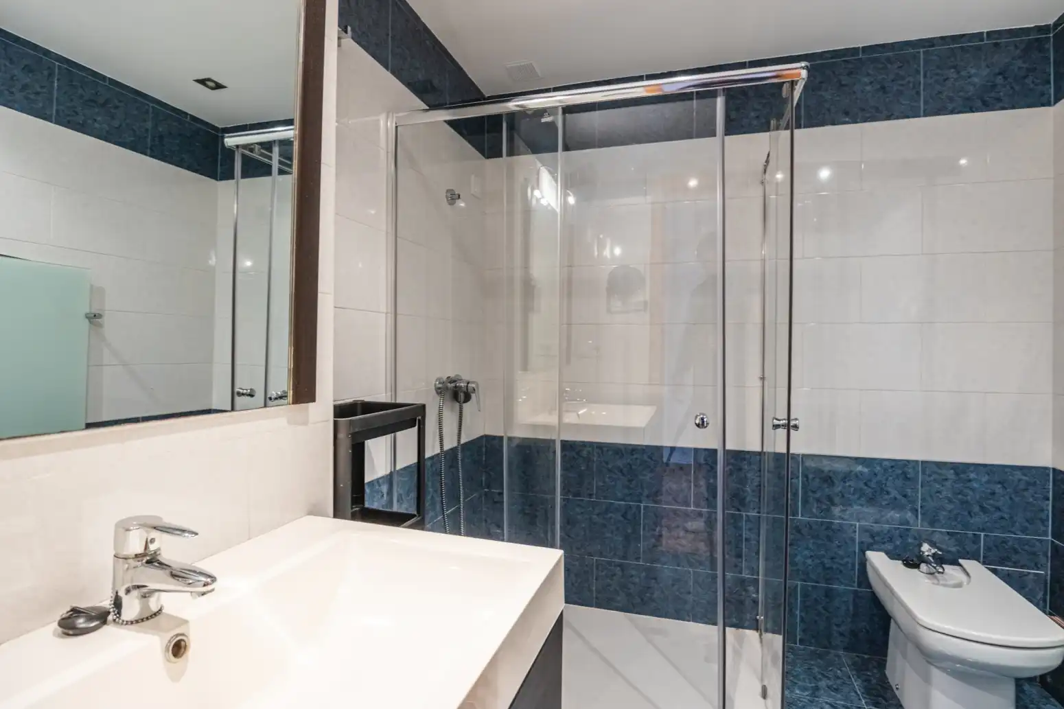 Baño de Piso de alquiler en San Martín del Rey Aurelio con Calefacción, Terraza y Trastero